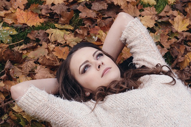 Jeune femme allongée dans les feuilles