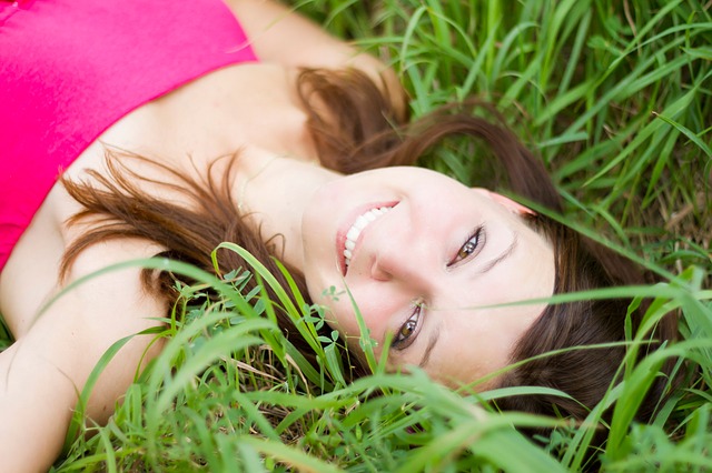 Visage souriant dans l'herbe