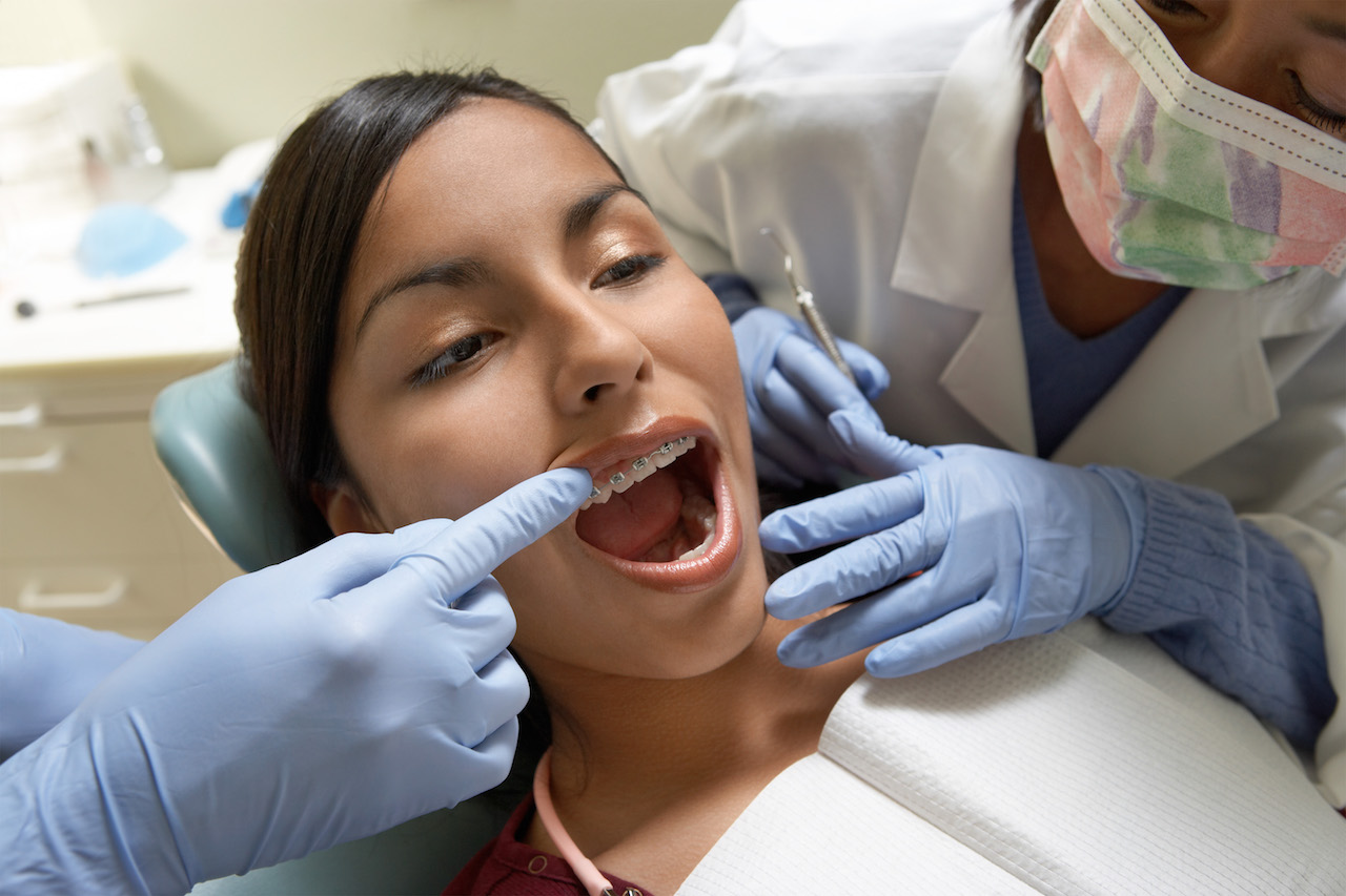 Orthodontiste et pose d'un appareil dentaire
