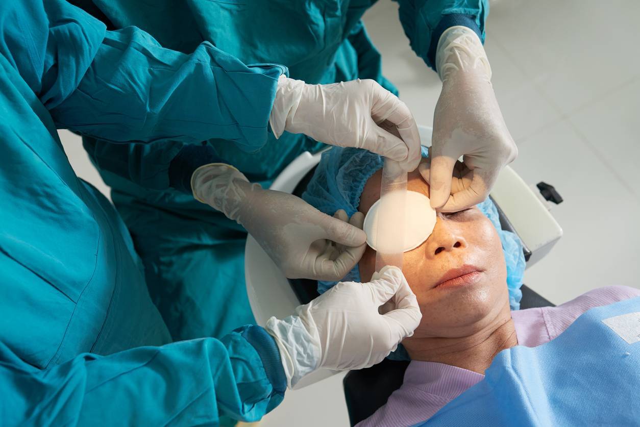 opération chirurgie des yeux