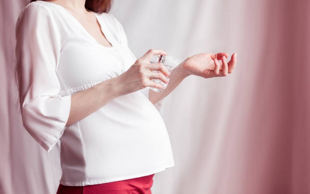 Parfum et grossesse : comment limiter les risques ?