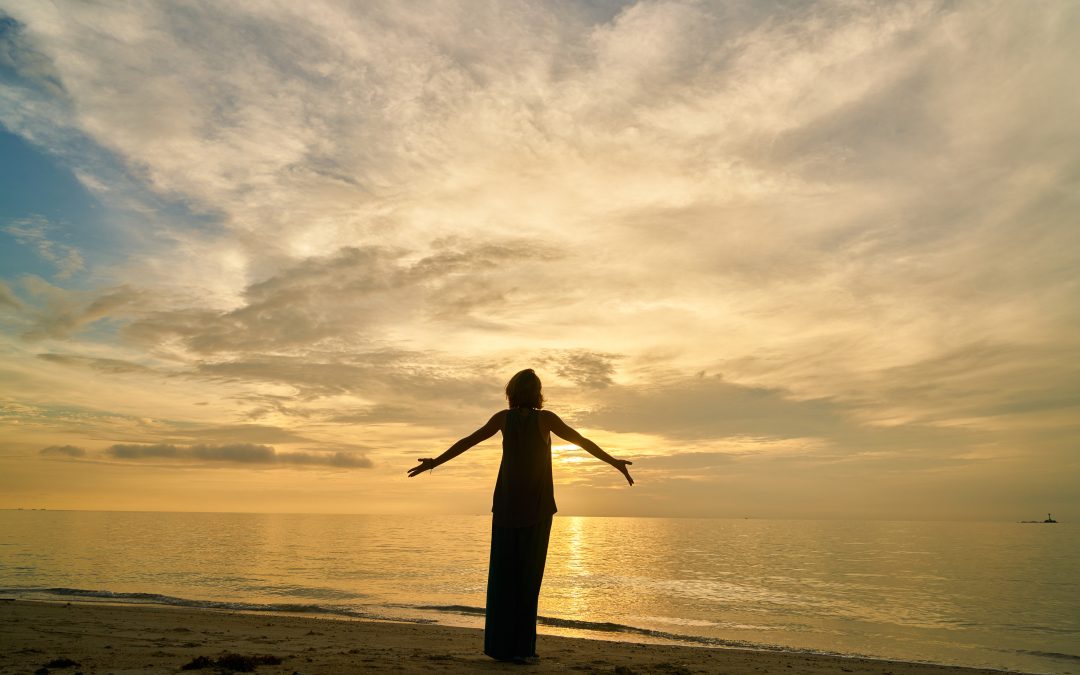 femme sur la plage qui apaise son esprit